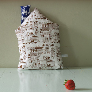 Little Play Cushion (brown house)
